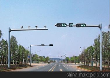 Κίνα Q345 4m/6m γαλβανισμένη προσαρμογή σημάτων οδικών ελαφριά Πολωνών διαθέσιμη προμηθευτής