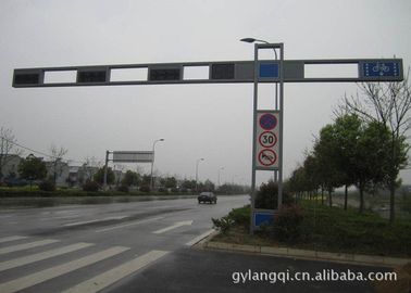 Κίνα Φωτεινός σηματοδότης Πολωνός Gr65 4m/6m προσαρμογής σημάτων γαλβανισμένος δρόμος ελαφριοί Πολωνοί προμηθευτής