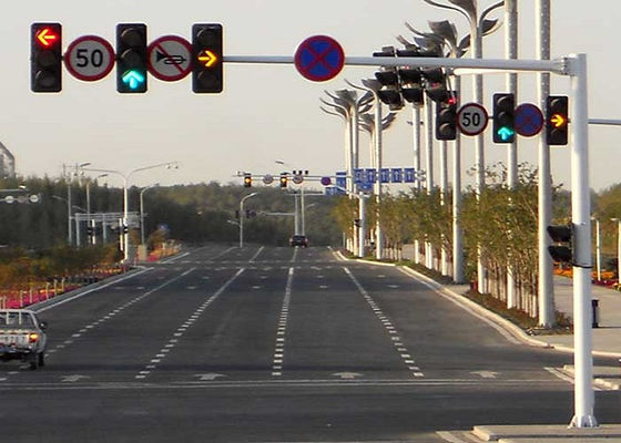 ISO9001 εγκεκριμένος γύρω από τον υπαίθριο φωτισμό Πολωνοί 8m με το διαγώνιο βραχίονα αντιοξειδωτικό