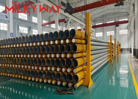 Προσαρμόσιμο σχέδιο φορτίου 300-1000kg 33kv Steel Power Pole με Cross Arm Accessories για διαφορετικές εφαρμογές